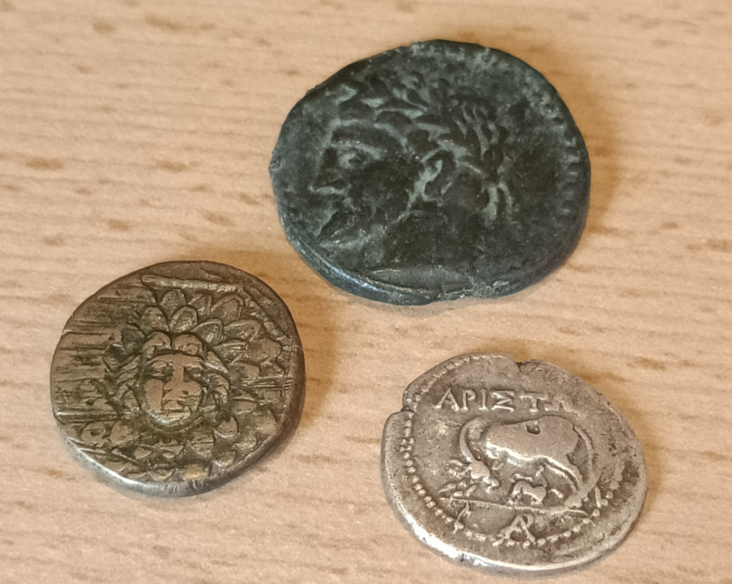 Drei Antike Münzen. Eine Pontische und eine Numidische Bronze Münze und eine Griechische Silber Münze.